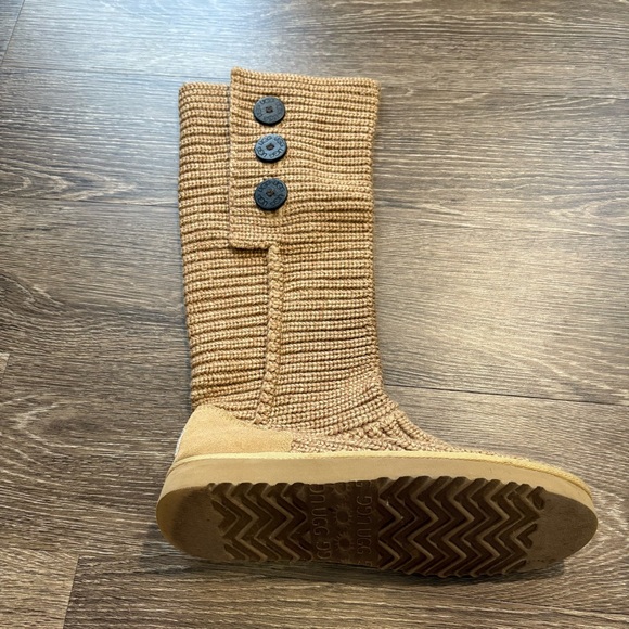 Ugg Australia Boots - Picture 2 of 6